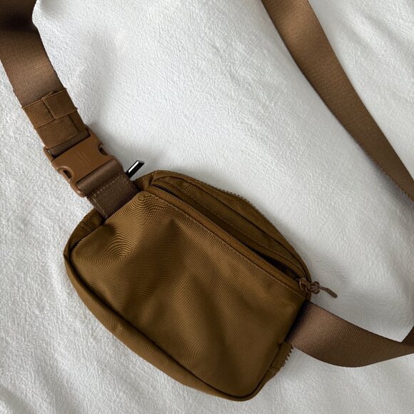 Lululemon Everywhere Belt Bag - Picture 3 of 4